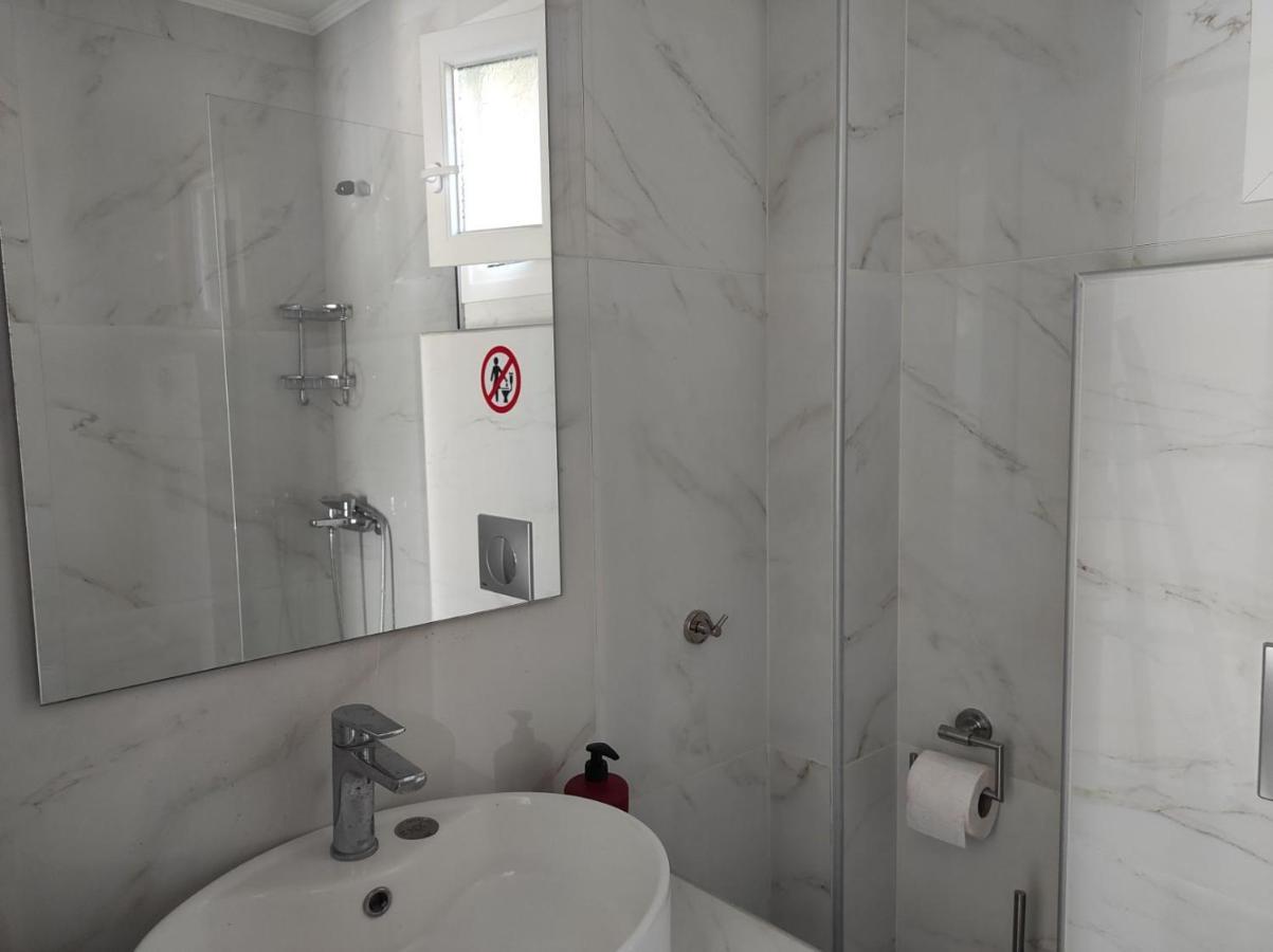 Blue Beach Apartments Ofrinion Ngoại thất bức ảnh